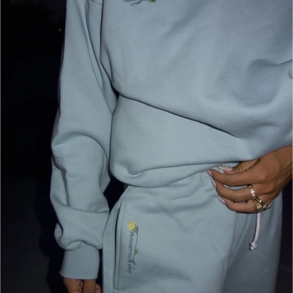 CROPPED CLASSIC CREWNECK - Picture 8 of 9